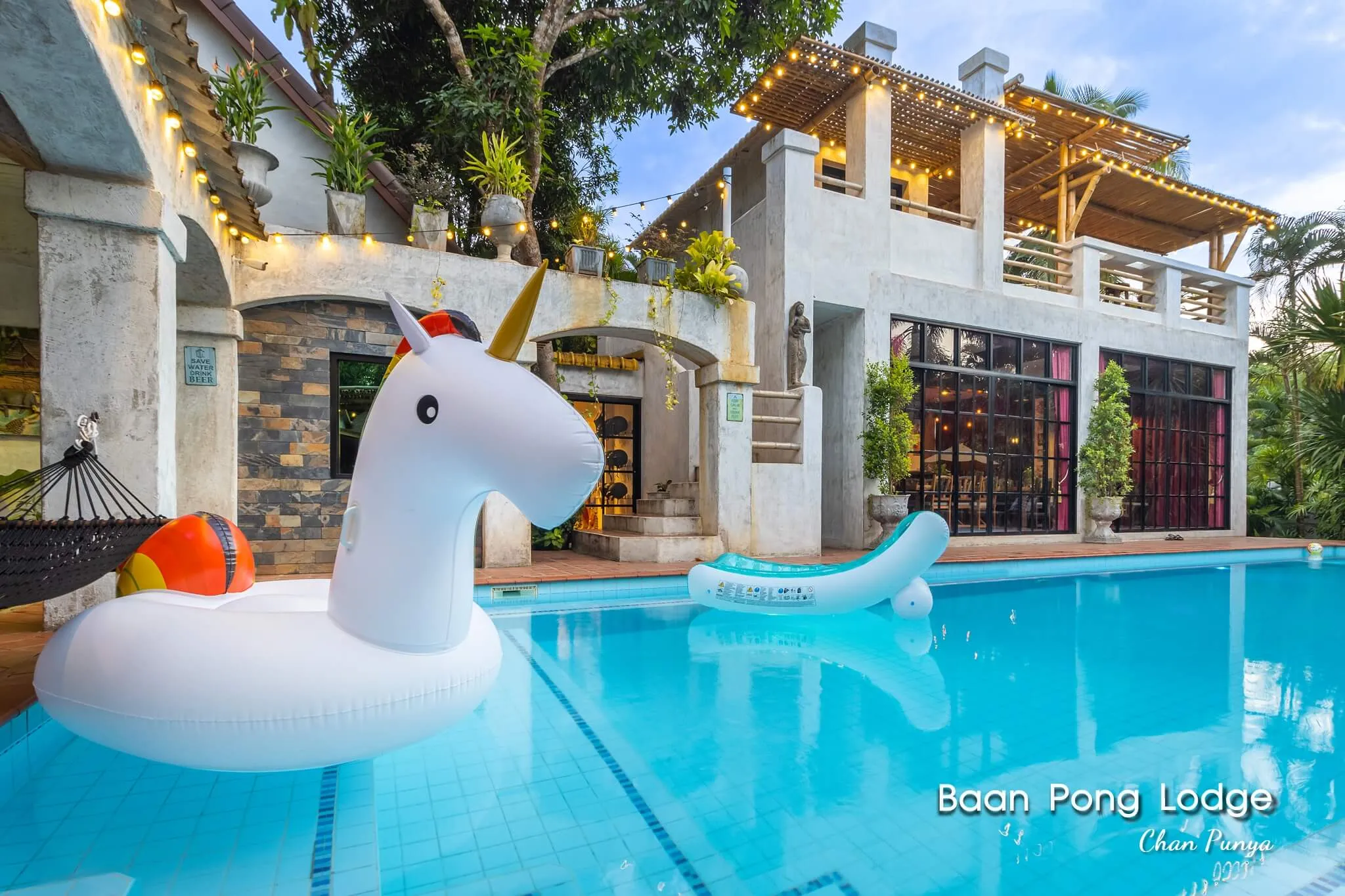 A unicorn float on the pool