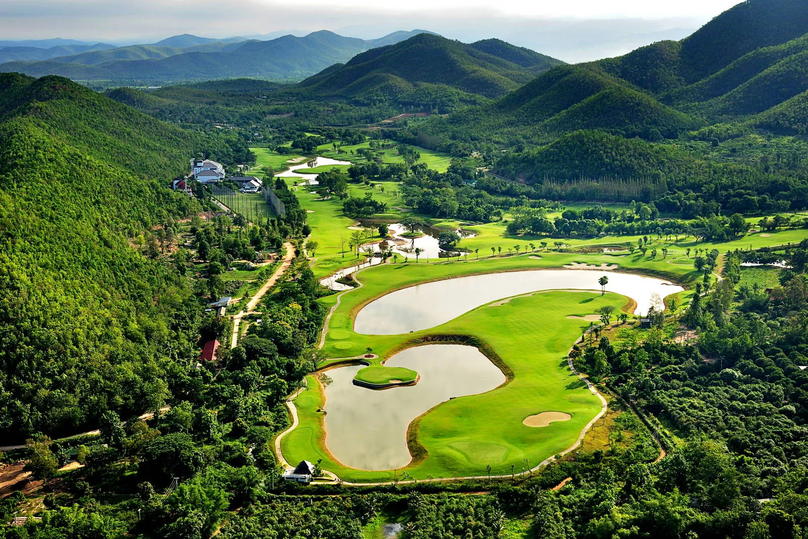 Alpine Golf Resort มองจากมุมสูง แฟร์เวย์และทะเลสาบตั้งอยู่ท่ามกลางเนินเขานอกเมืองเชียงใหม่
