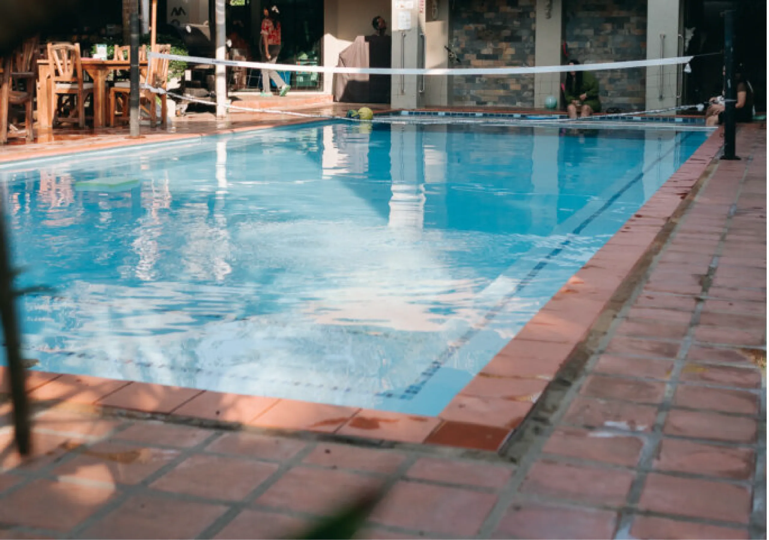 The outdoor swimming pool at Baanpong Lodge