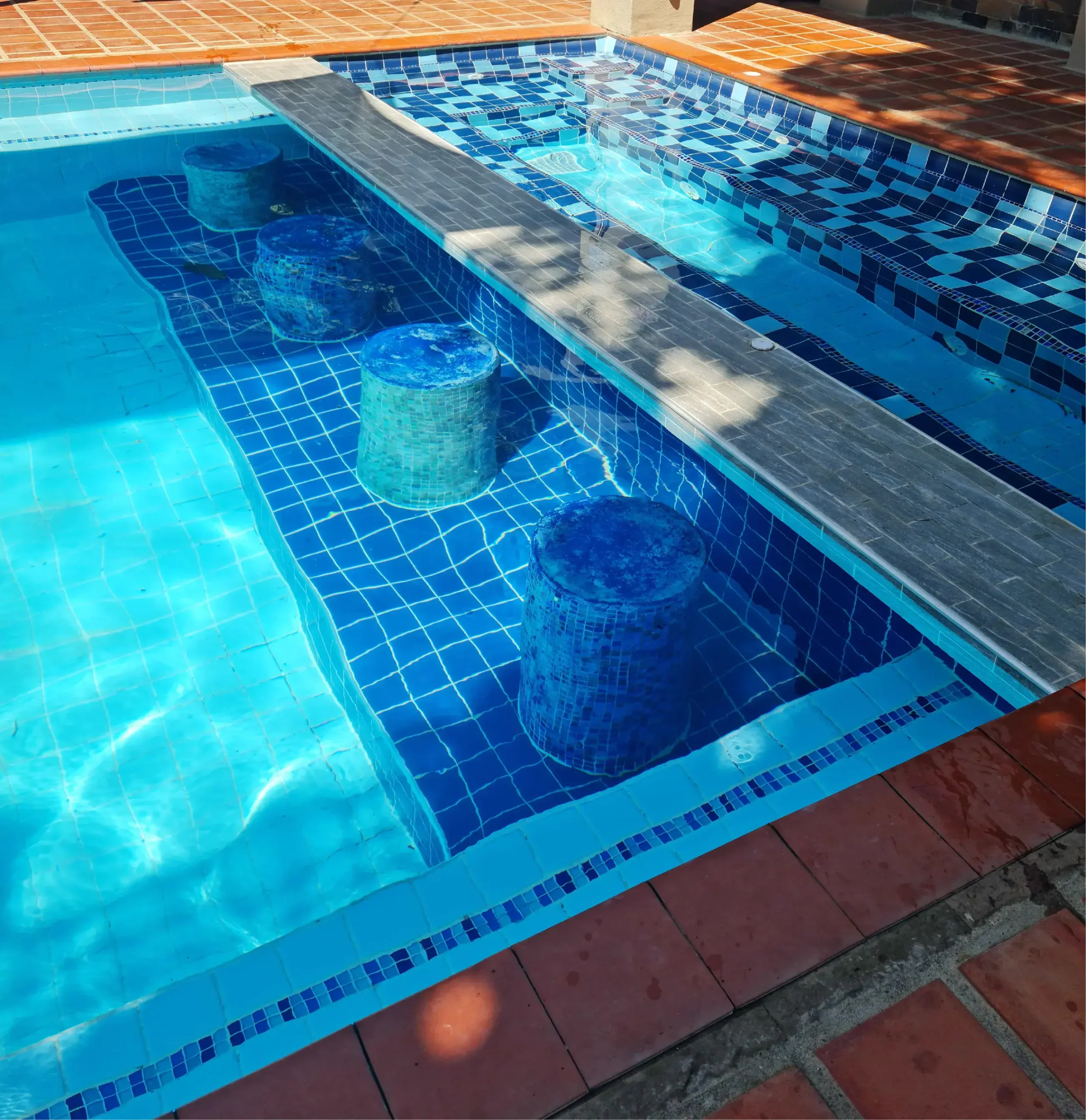 The swim-up bar at the edge of the pool